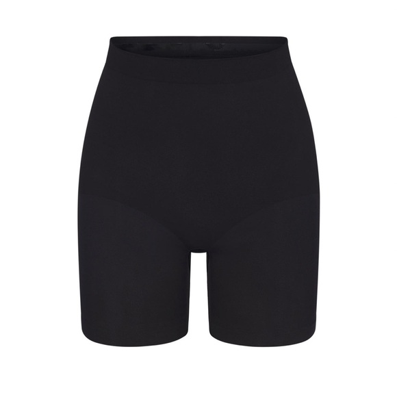Skims Mid Thigh Short (size SMALL) in Onyx - Picture 2 of 6